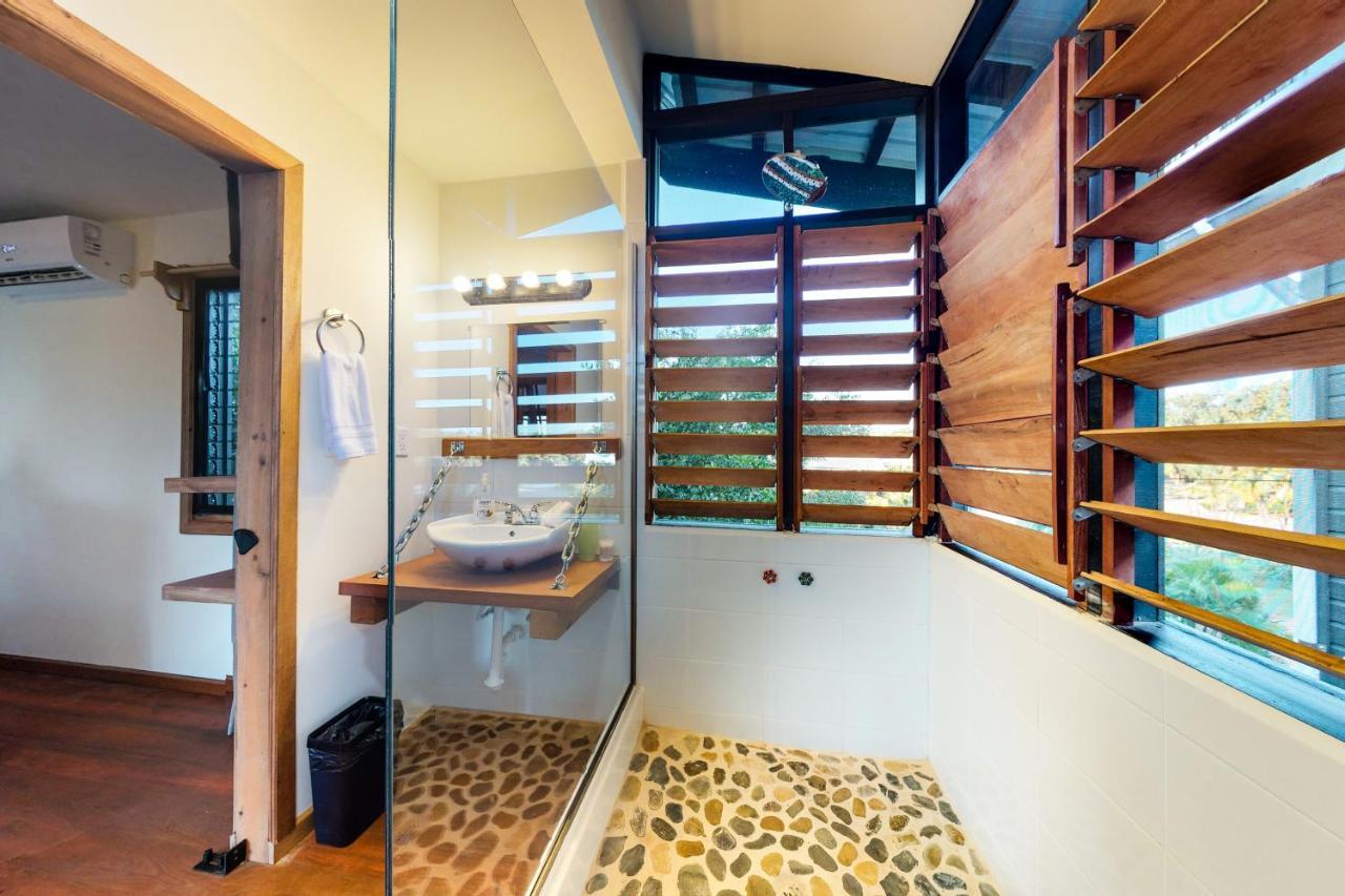 Inn The Trees Cabanas Placencia 外观 照片
